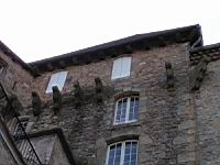 Aubenas, Chateau, Anciens corbeaux des machicoulis du chemin de ronde (4)